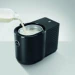 Milch wird in den Jura Cool Control 1,0 l gegossen