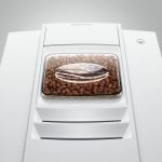 Jura E4 Piano White Bohnenfach mit Aromadeckel – gezeigt bei Caffista in Sindelfingen