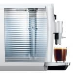 Jura E4 Piano White von der Seite mit Kaffeezubereitung – live bei Caffista