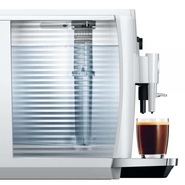 Jura E4 Piano White von der Seite mit Kaffeezubereitung – live bei Caffista