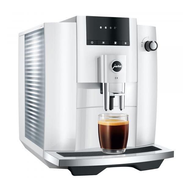 Jura E4 Piano White mit frischem Kaffee in Seitenansicht – erhältlich bei Caffista
