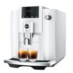 Jura E4 Piano White mit zwei Tassen in heller Umgebung – bei Caffista vorführbereit