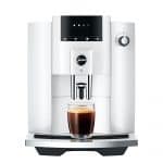 Jura E4 Piano White mit frisch gebrühtem Kaffee in Frontansicht – Caffista Sindelfingen