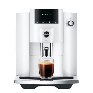Jura E4 Piano White mit frisch gebrühtem Kaffee in Frontansicht – Caffista Sindelfingen