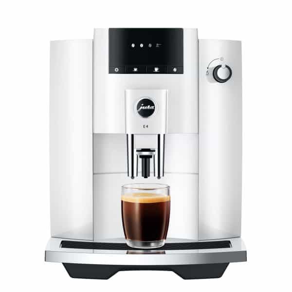 Jura E4 Piano White mit frisch gebrühtem Kaffee in Frontansicht – Caffista Sindelfingen