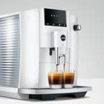 Jura E4 Piano White bei der Zubereitung von zwei Espressi – erhältlich bei Caffista