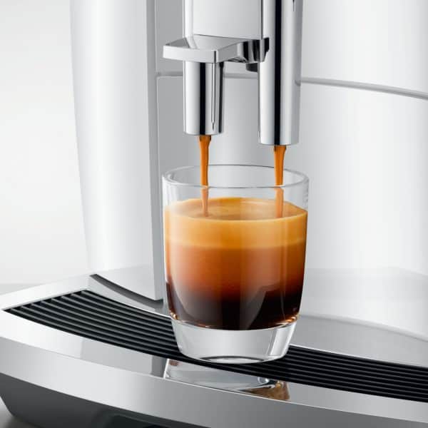 Jura E4 Piano White Kaffeeauslauf mit frischem Espresso – bei Caffista Sindelfingen