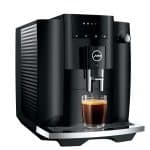Jura E4 Piano Black mit einer Tasse Kaffee – kompakt & edel