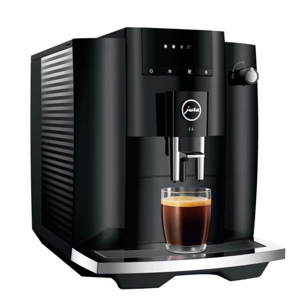 Jura E4 Piano Black mit einer Tasse Kaffee – kompakt & edel
