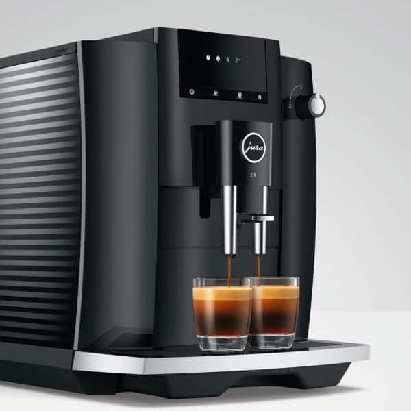 Jura E4 Piano Black brüht zwei Espressi gleichzeitig – erhältlich bei Caffista