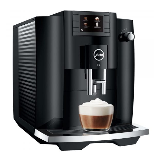 Jura E6 Piano Black in Aktion – Milchgetränk in Zubereitung