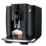 Jura E6 Piano Black mit Milchkaffee – hochwertig & kompakt