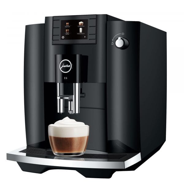 Jura E6 Piano Black mit Milchkaffee – hochwertig & kompakt