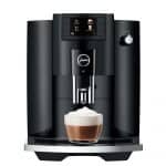 Jura E6 Piano Black mit Cappuccino in Frontalansicht – live bei Caffista