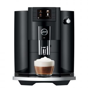 Jura E6 Piano Black mit Cappuccino in Frontalansicht – live bei Caffista