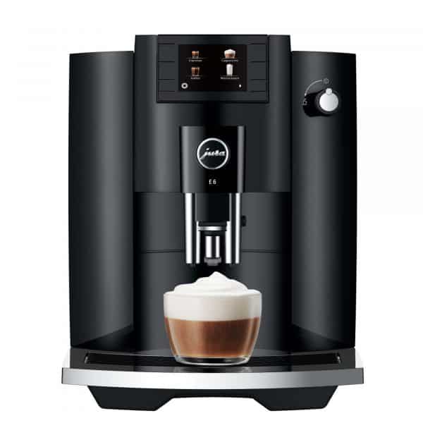 Jura E6 Piano Black mit Cappuccino in Frontalansicht – live bei Caffista