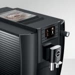Jura E6 Piano Black mit geöffnetem Bohnenbehälter – frische Bohnen bei Caffista