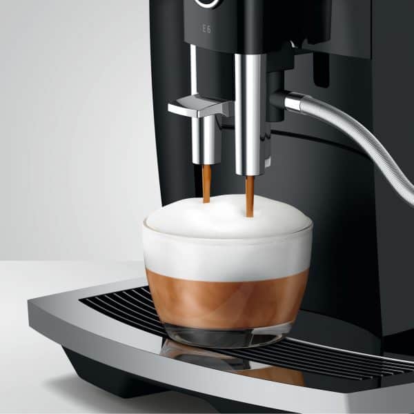 Jura E6 Piano Black bereitet Cappuccino mit Milchschaum zu – Caffista Sindelfingen
