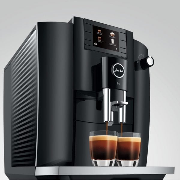 Jura E6 Piano Black mit zwei Espressi in Seitenansicht – erhältlich bei Caffista