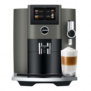 Jura S8 Dark Inox im ¾-Winkel mit Milchschaum-Getränk