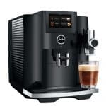 Jura S8 Piano Black seitlich rechts mit Kaffeeauslauf