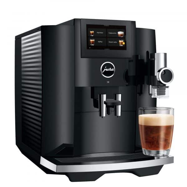 Jura S8 Piano Black seitlich rechts mit Kaffeeauslauf