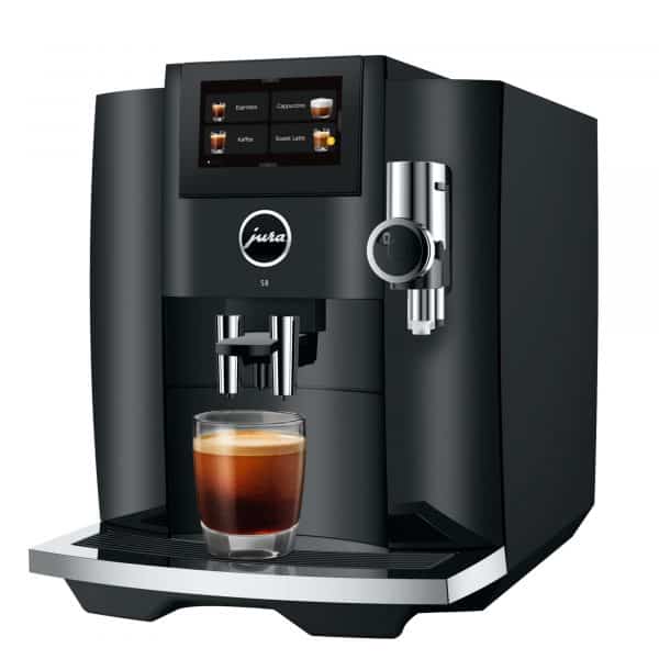 Jura S8 Piano Black mit Flat White in Tasse