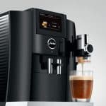 Jura S8 Piano Black seitlich mit Latte macchiato