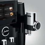 Jura S8 Piano Black Nahaufnahme Milchauslauf