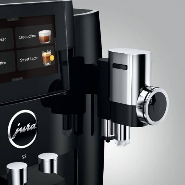 Jura S8 Piano Black Nahaufnahme Milchauslauf