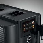 Jura S8 Piano Black von schräg oben mit beleuchtetem Display