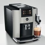 Jura S8 Platin mit Cappuccino frontal seitlich