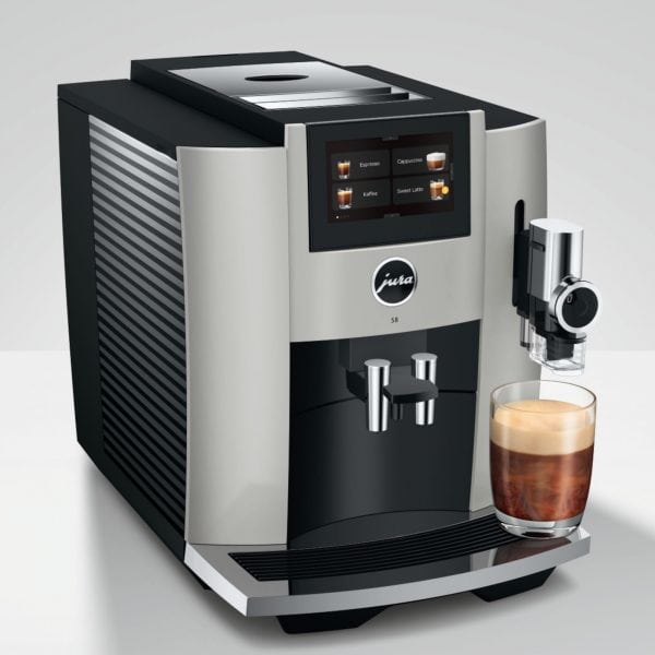 Jura S8 Platin mit Cappuccino frontal seitlich