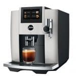 Jura S8 Platin mit Flat White seitlich