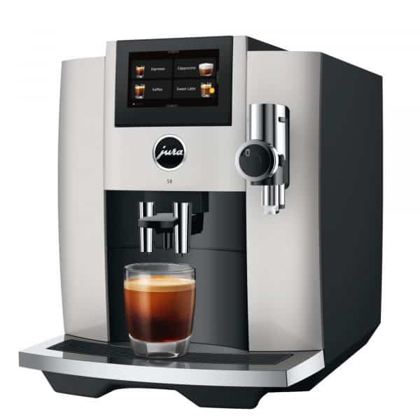 Jura S8 Platin mit Flat White seitlich
