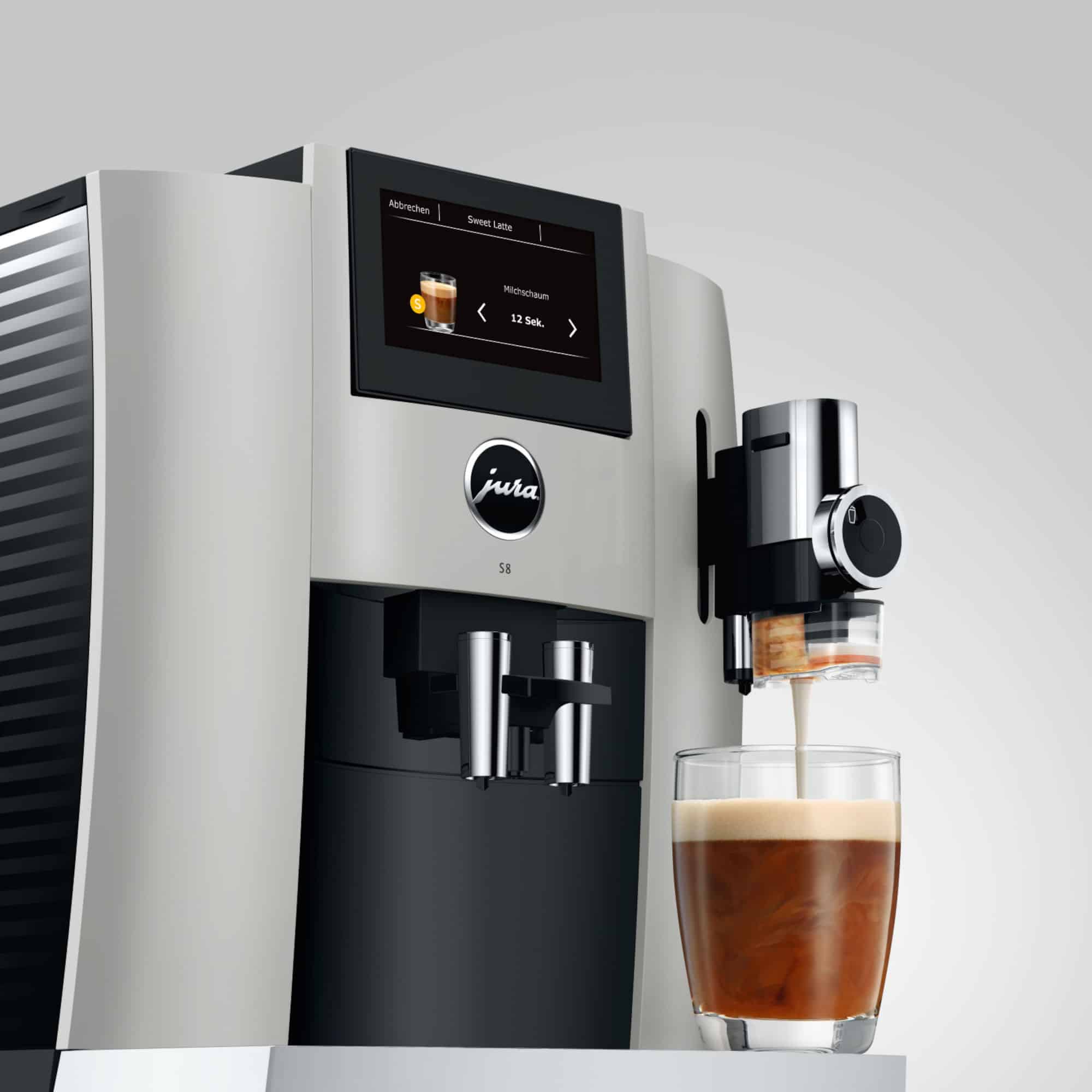 15483 Jura S8 Platin in Aktion Jura S8 Platin mit Latte macchiato von schräg vorne