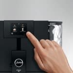 Touchbedienung am Display der Jura ENA 8 Full Metropolitan