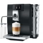 Milchgetränk-Zubereitung mit seitlichem Milchauslauf der Jura ENA 8