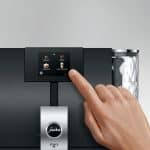 Finger berührt Display der Jura ENA 8 Aluminium Dark Inox