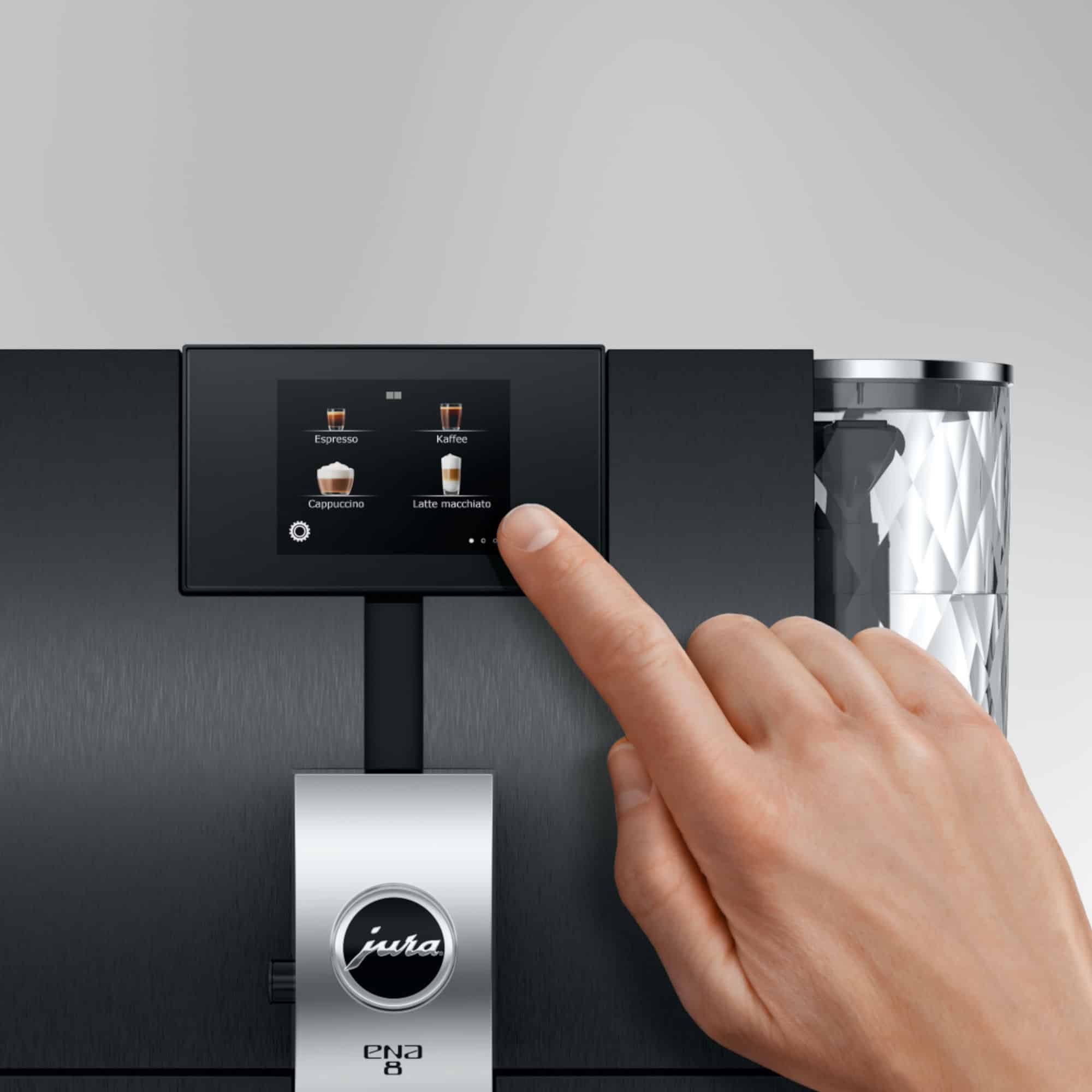 Finger berührt Display der Jura ENA 8 Aluminium Dark Inox