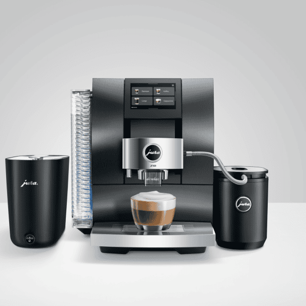 JURA Z10 Aluminium Black mit Milchbehälter und Tasse auf Edelstahlplattform