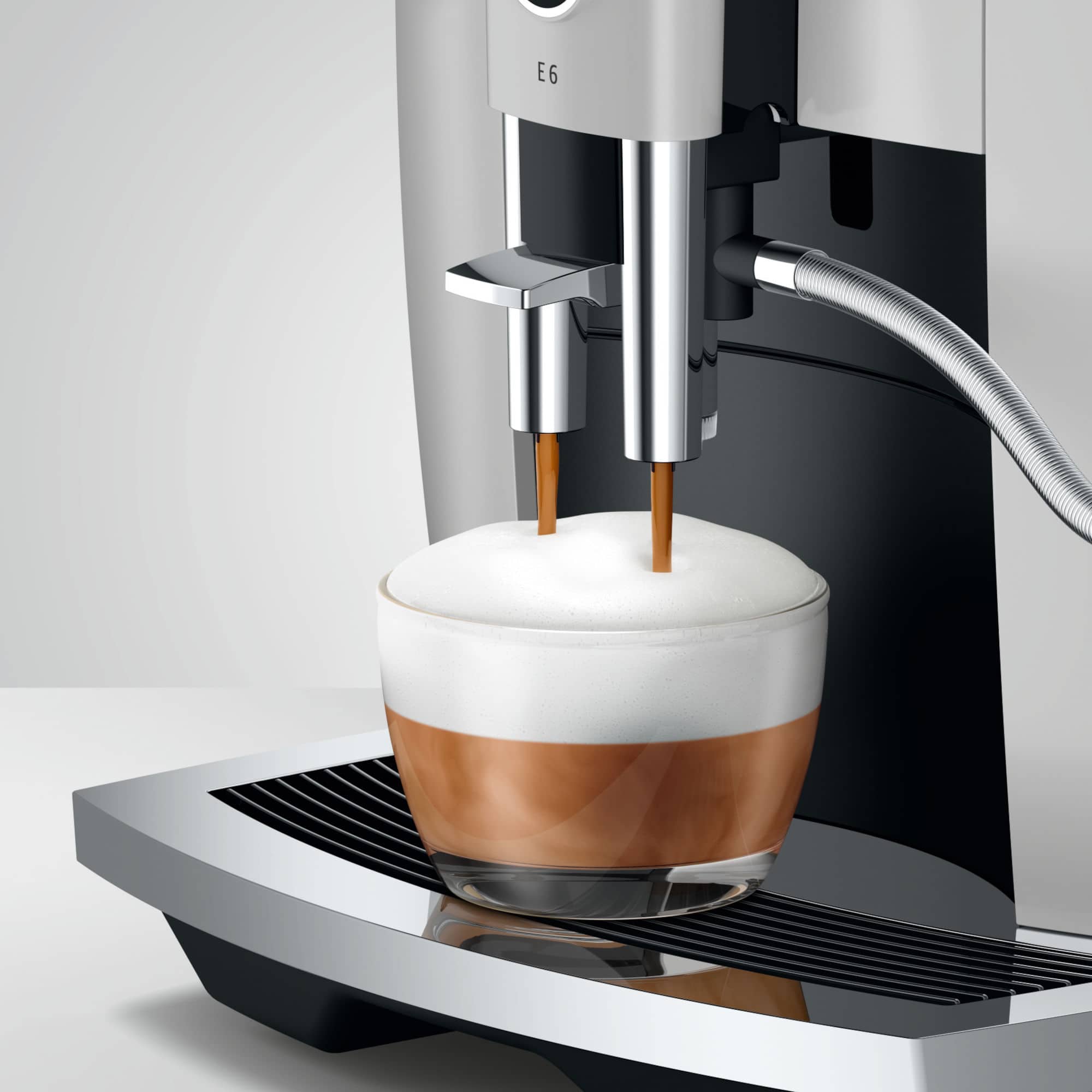Jura E6 Platin bereitet Cappuccino mit feinem Milchschaum zu – Caffista Sindelfingen