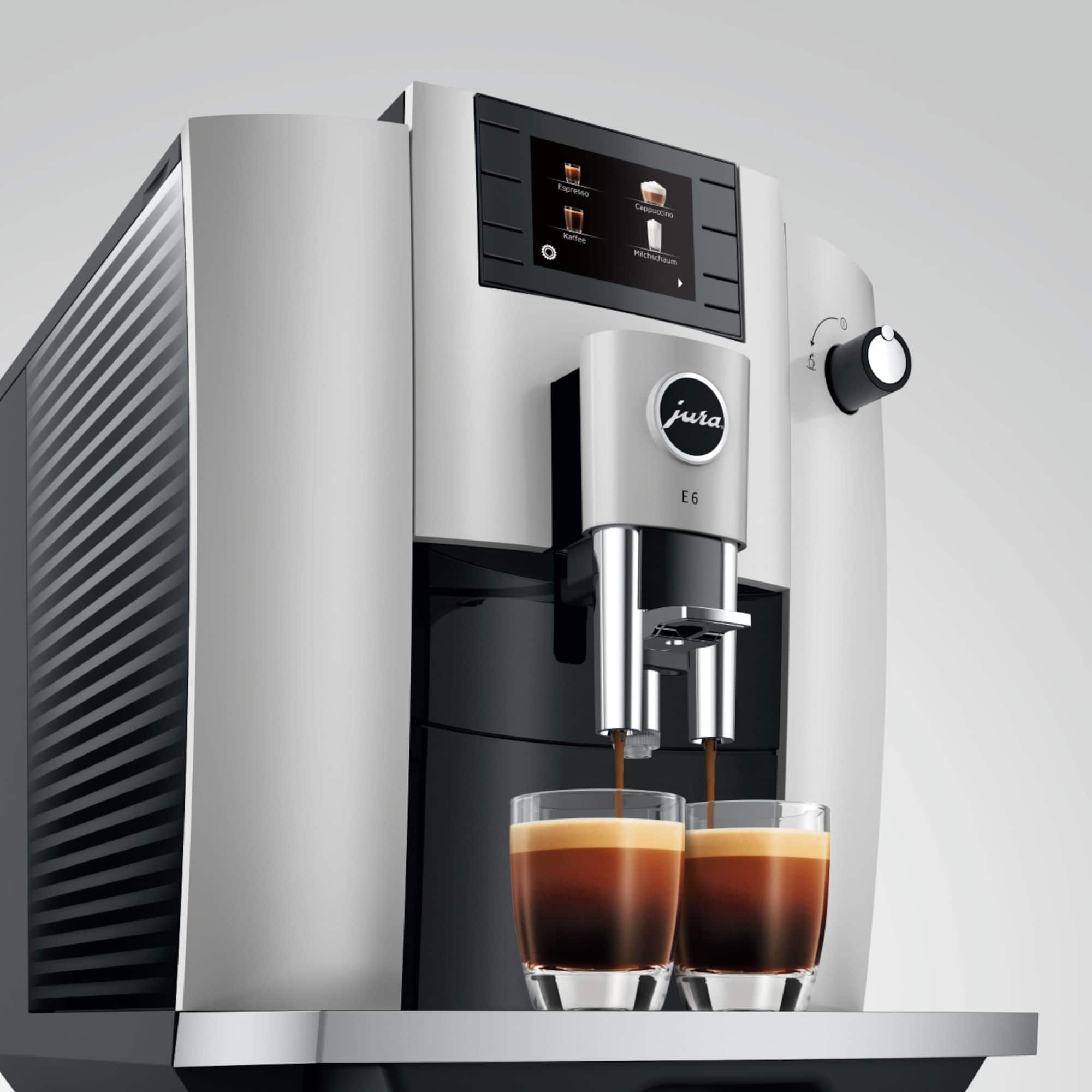 Jura E6 Platin Seitenansicht mit doppeltem Espressobezug – live bei Caffista