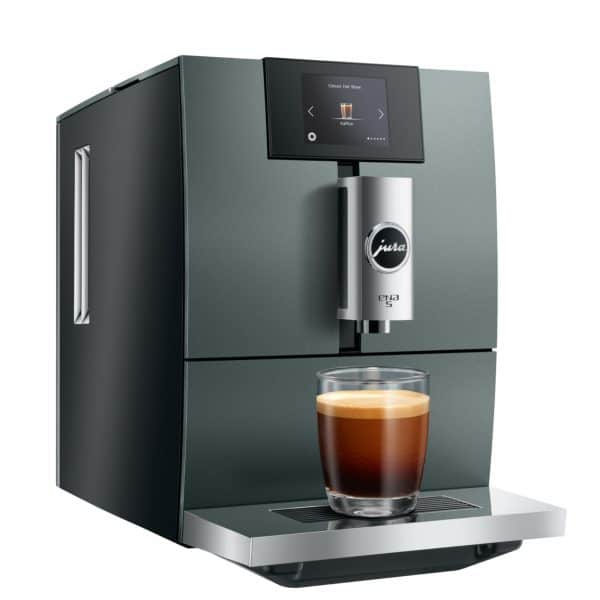 Frontalansicht der Jura ENA 5 Night Inox mit Kaffee