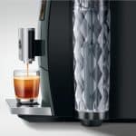 Jura ENA 5 Night Inox von rechts mit Glastasse