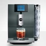 Jura ENA 5 mit Kaffee unter dem Touchdisplay