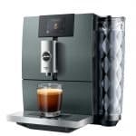 Frontalansicht der Jura ENA 5 Night Inox mit Kaffee