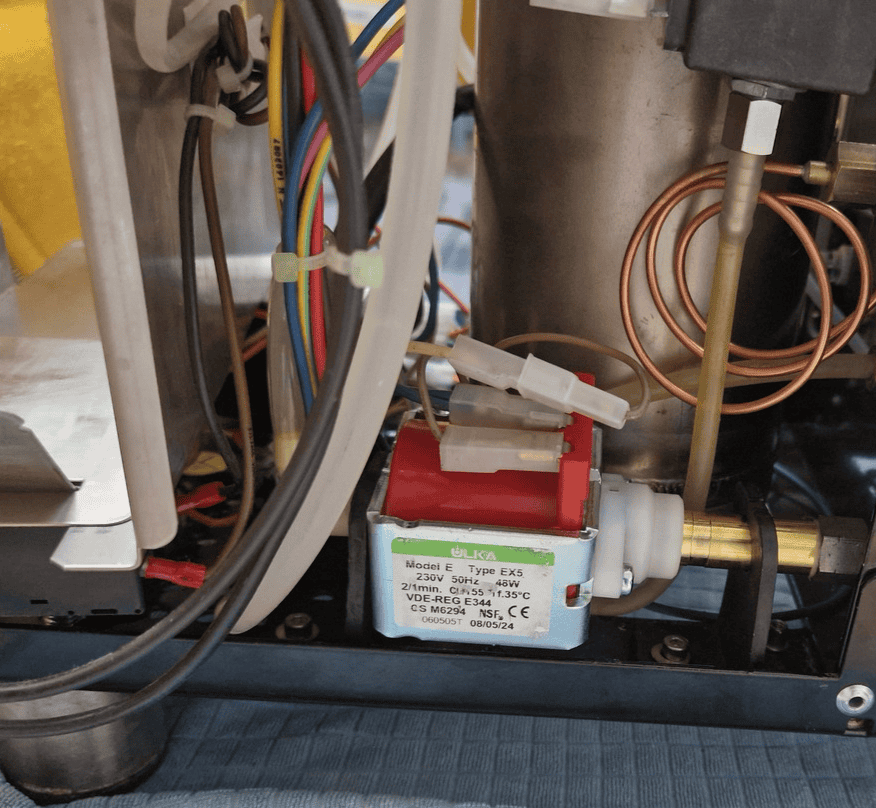 Blick von rechts in die geöffnete Bezzera Siebträgermaschine