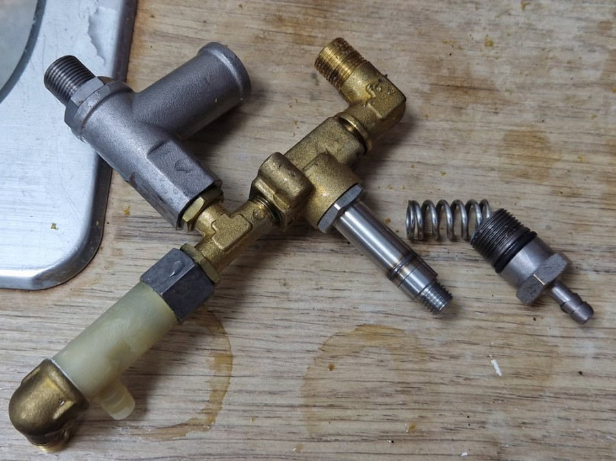 Demontierter und zerlegter Ventilblock der heutigen Bezzera Reparatur. Verstopfter Ventilblock des Bezzera Siebträgers
