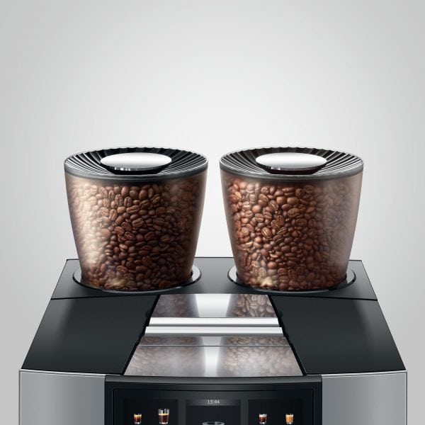 Zwei Einfülltrichter befüllen die Bohnenbehälter der GIGA W10 gleichzeitig